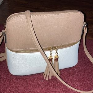 This a purse , barely used . real nice .